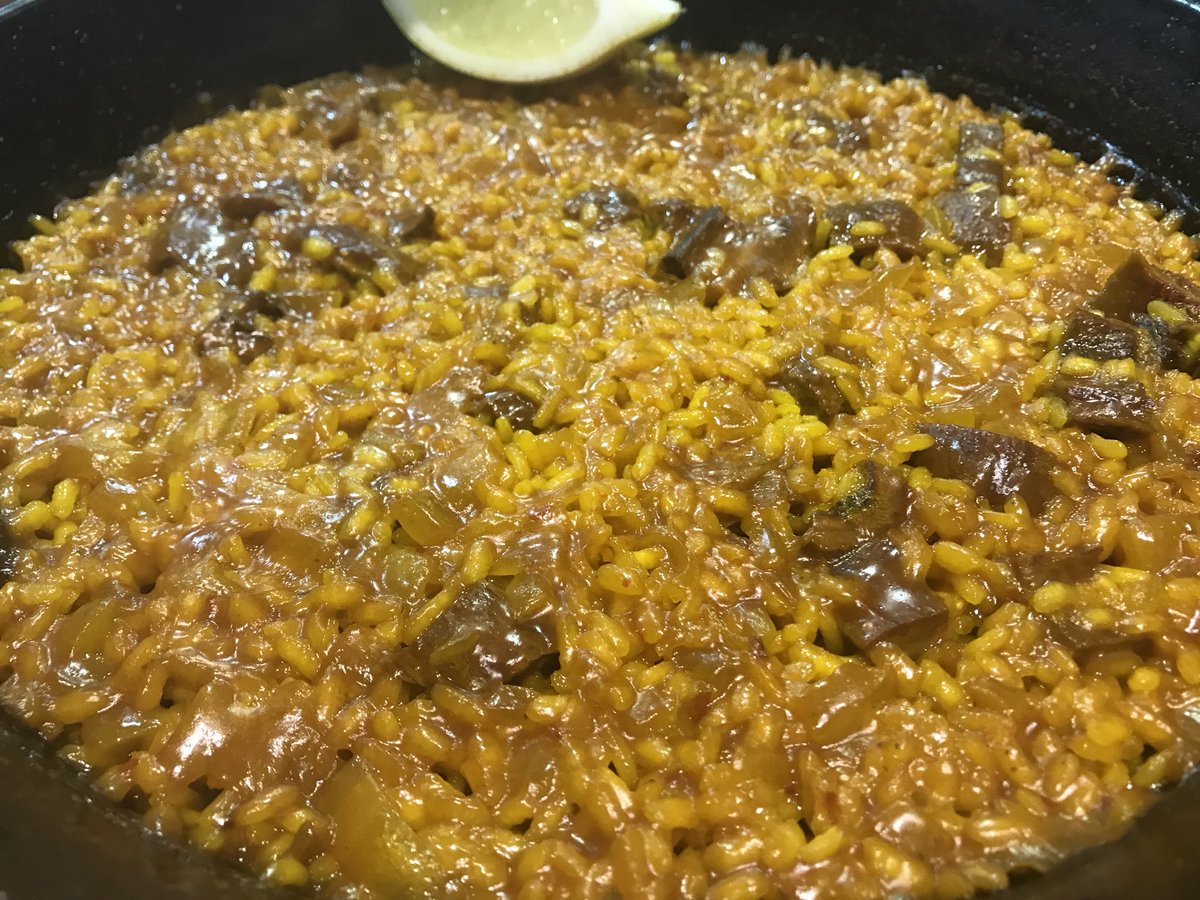 tonicanto71's tweet photo. A hora si que si!! Viene el frío y en el #paisvasco de #lamarinaalta lo combatimos con contundencia #arrozdebullconcebolla @elplatotipico https://t.co/tKzDKcQqpE