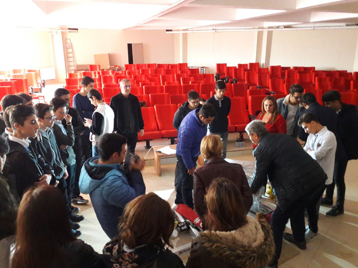 Bugün #6435 takımı ve mentorleri F.Elif Pektas ile Arzu Seydim hocalarımızla mekanik,yazılım ve elektirik hakkında bilgi alışverişi yaptık.