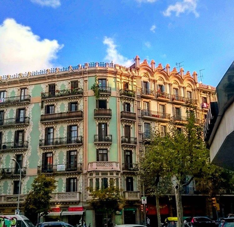 prsntHQ's tweet photo. Taking in all the details of this beautiful Barcelona building😍 #Arazoo (julia julia📸) https://t.co/4nbGDiioof