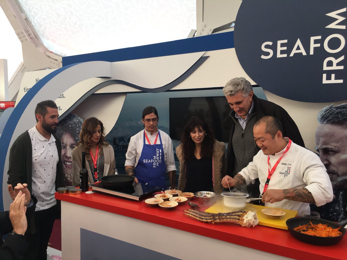 #AnaRedondo <a href="/mariajobygastro/">María José Hernández</a> @PenaTopChef y <a href="/fernandoromay1/">fernandoromay</a> viendo cocinar a @HungFaiTopChef de <a href="/MarDeNoruega/">Mar de Noruega</a> en XIII edición @CNPinchosVLL