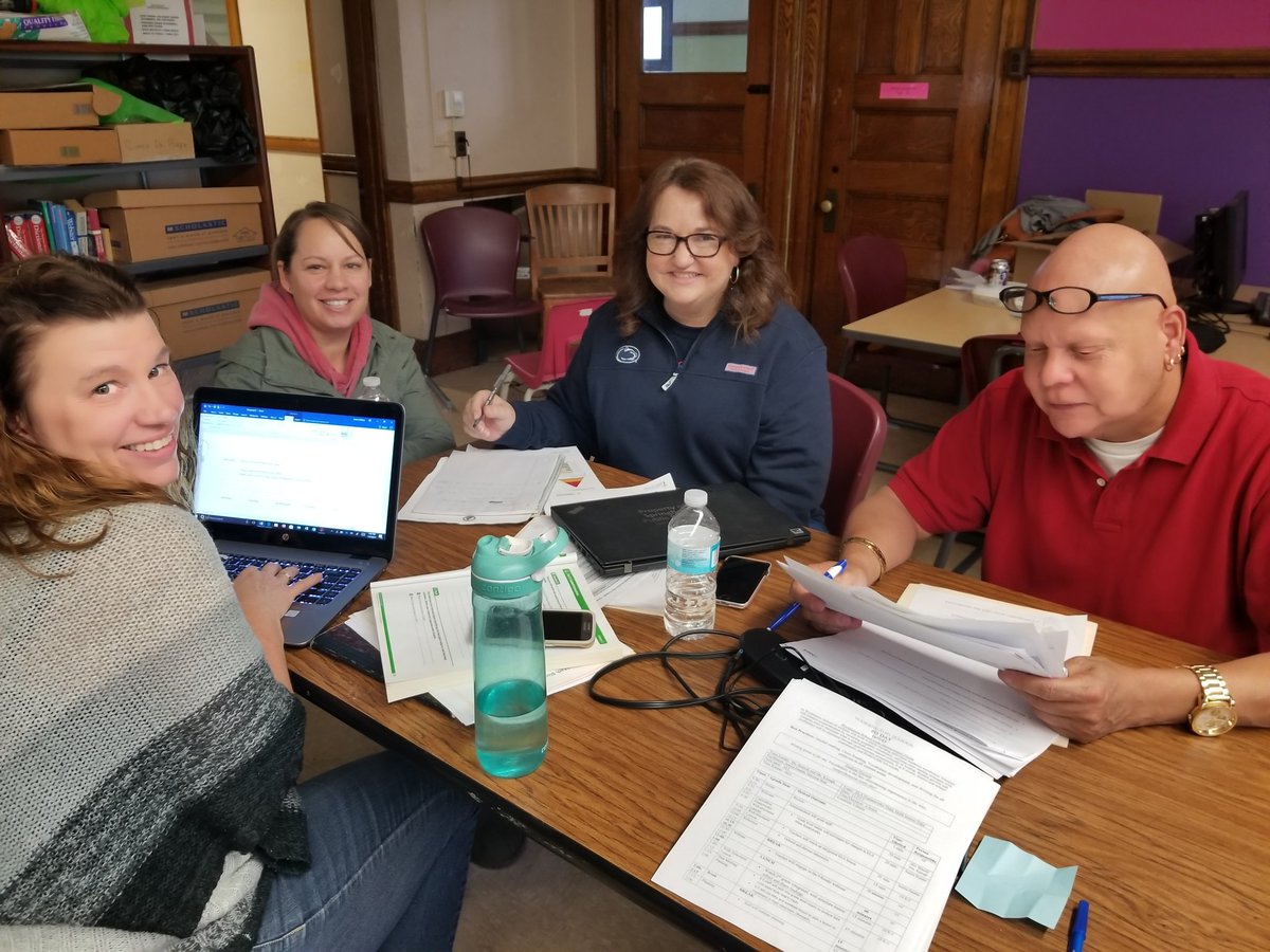 SpringfieldK12's tweet photo. #HappeningNow
Washington Educators are all smiles re-thinking teaching plans using technology. #WeLearnSPS https://t.co/Cg7Bhc8S35