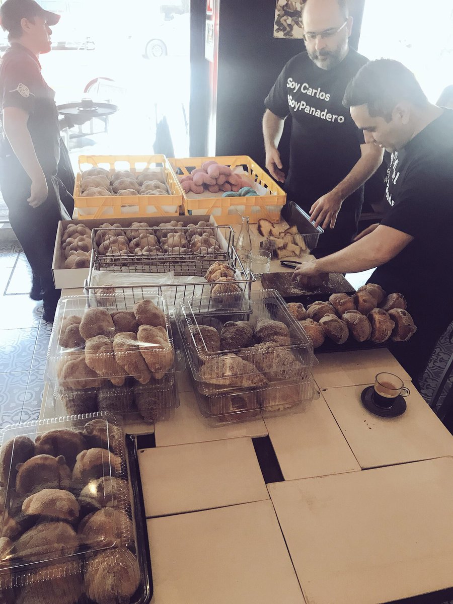 Daniel_Ovadia's tweet photo. Bienvenidos a @NudoNegro_DO algunos de los mejores panaderos de México. Convivio por fin de temporada de #Pandemuerto https://t.co/8bbDzz70II