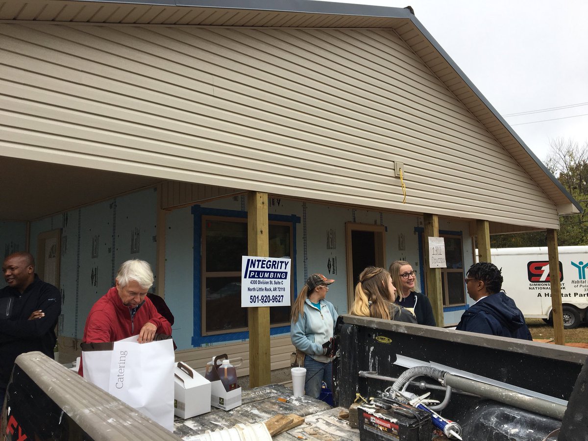 So excited to put up siding with <a href="/HabitatCentArk/">Habitat for Humanity</a> <a href="/THV11/">THV11</a> #beon11 and the saint of a woman LaKisha!