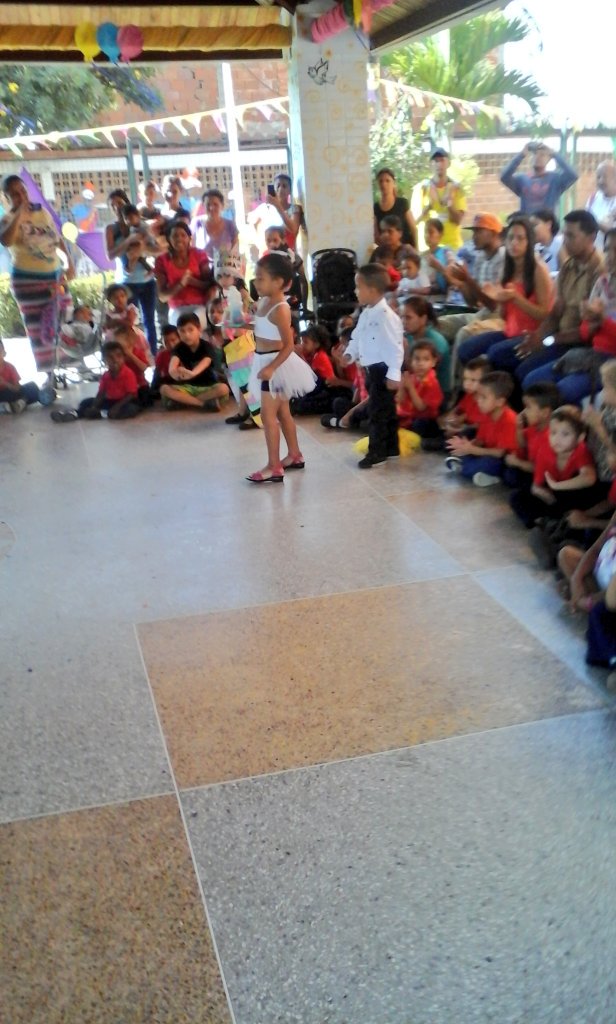 adi_f16's tweet photo. Preescolar MiguelAche.G celebra el mes de la Edc Inicial y su 8vo aniversario, niños y niñas disfrutando con alegria@raphany @Diosa1Escalona https://t.co/caSGgOCgC2