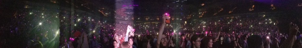 ManiaToronto's tweet image. Just got another pic from the @falloutboy Toronto show! Look at the @FOBManiaProject at work! Thanks @falloutpvige for the pic! 💜🎉