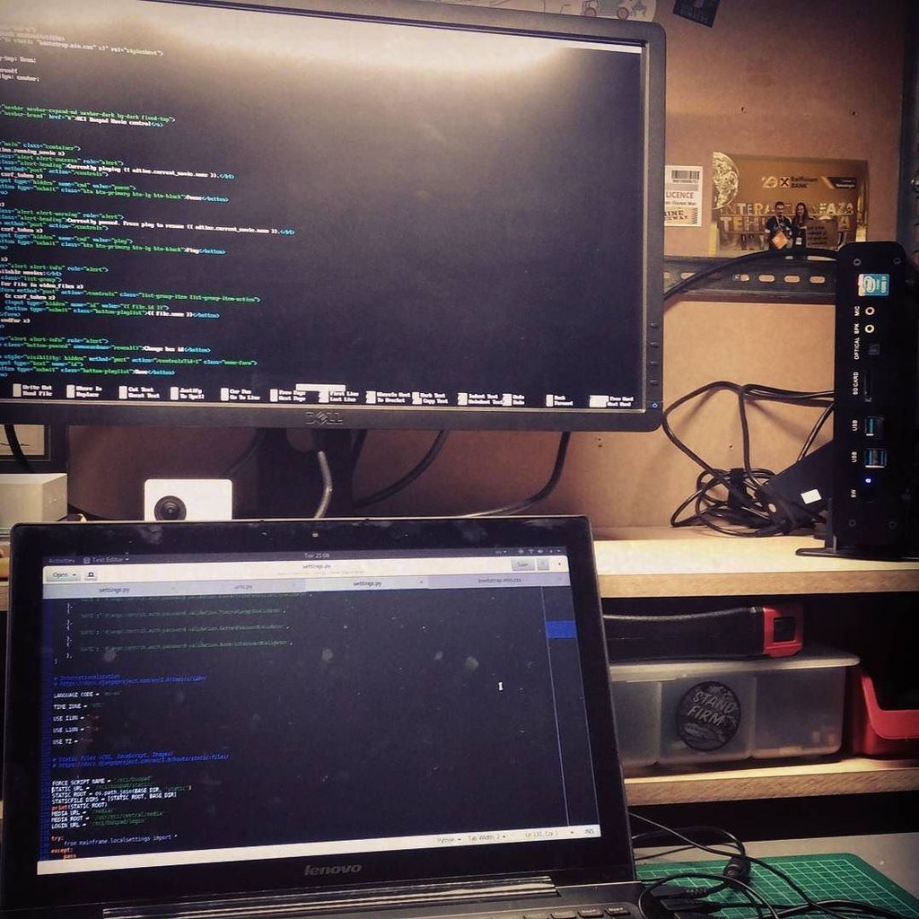 zalmotek's tweet image. Long day of arranging words on the screen so they have pretty colours if you know what I mean #syntaxhighlighting #islife