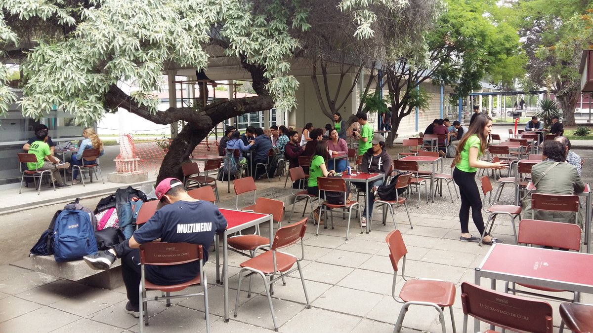 LEO_UDESANTIAGO's tweet photo. El día de hoy, en el sector norte de la Usach, se realizó una actividad de difusión por parte del equipo de comunicaciones. 
#simposio https://t.co/oG2vELPDPr