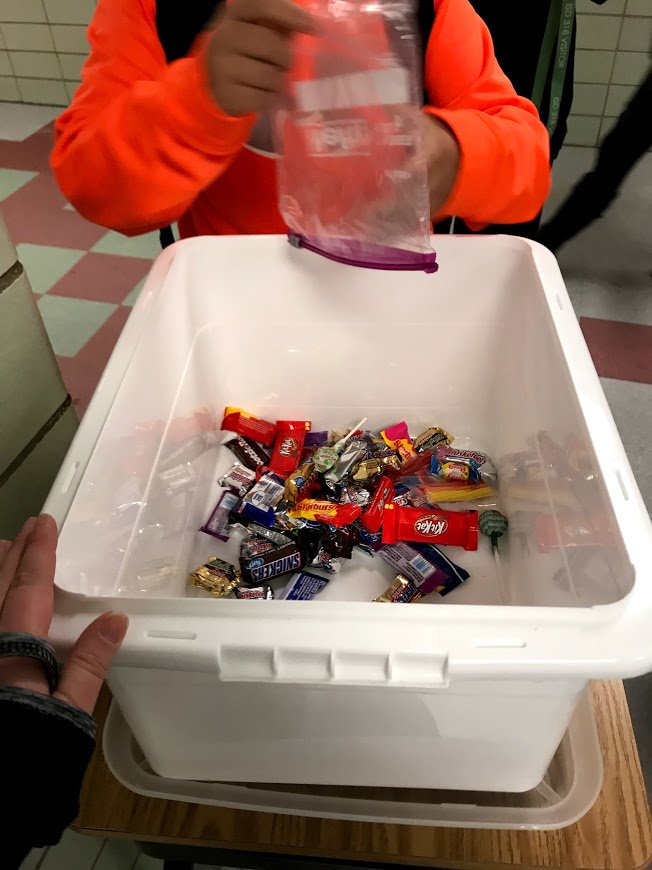 ISD_318's tweet photo. Kids from @murphyThawks donated over 60lbs(!!) of Halloween candy to soldiers #OperationShoebox #318Pride #SupportingTroops https://t.co/uQIDqmEvPK