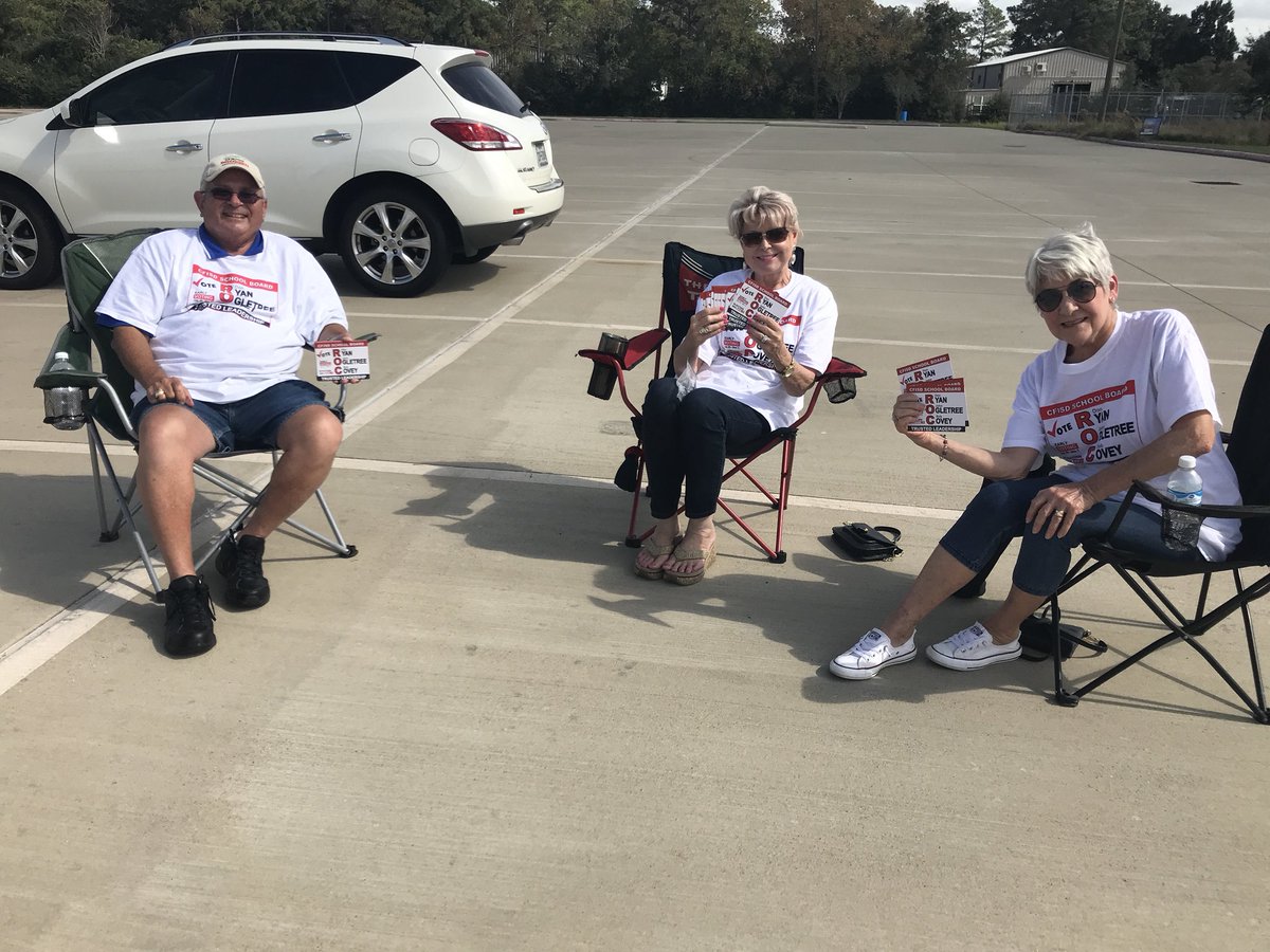 ROCtheVOTE's tweet photo. Check out these #ROCstars working the polls today! We ❤️ all of the amazing community volunteers supporting ROC! https://t.co/8VRRqxNAMF