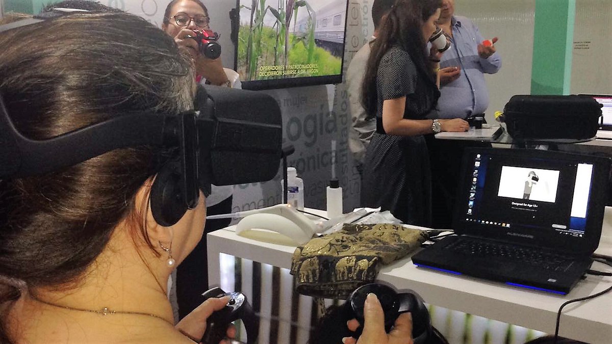 OnkoSolutions's tweet photo. En el stand de #OnkoSolutions en @FLASOG2017. ¡Realidad virtual aplicada a nuestra tecnología!
#FLASOG2017 #MxSinCáncer https://t.co/CtEyrh47fa