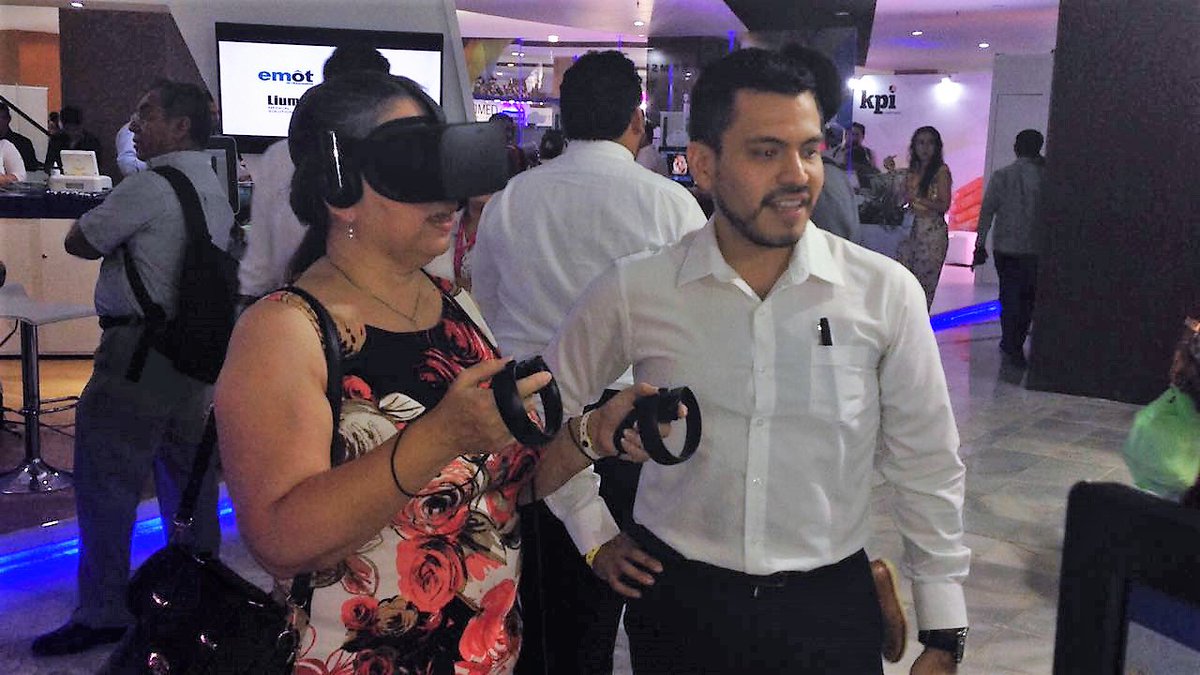 OnkoSolutions's tweet photo. En el stand de #OnkoSolutions en @FLASOG2017. ¡Realidad virtual aplicada a nuestra tecnología!
#FLASOG2017 #MxSinCáncer https://t.co/CtEyrh47fa