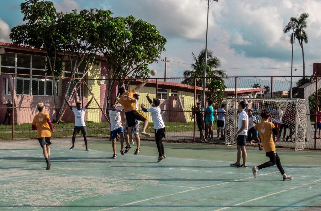 Lluvtorr's tweet photo. #Cuba Corren #JM15 con amor x camiseta, calidad en arbitraje y entusiasmo despectadores #15Años @universidad_uci #Deportes Via @amcruz1991 https://t.co/4gCjscdG50