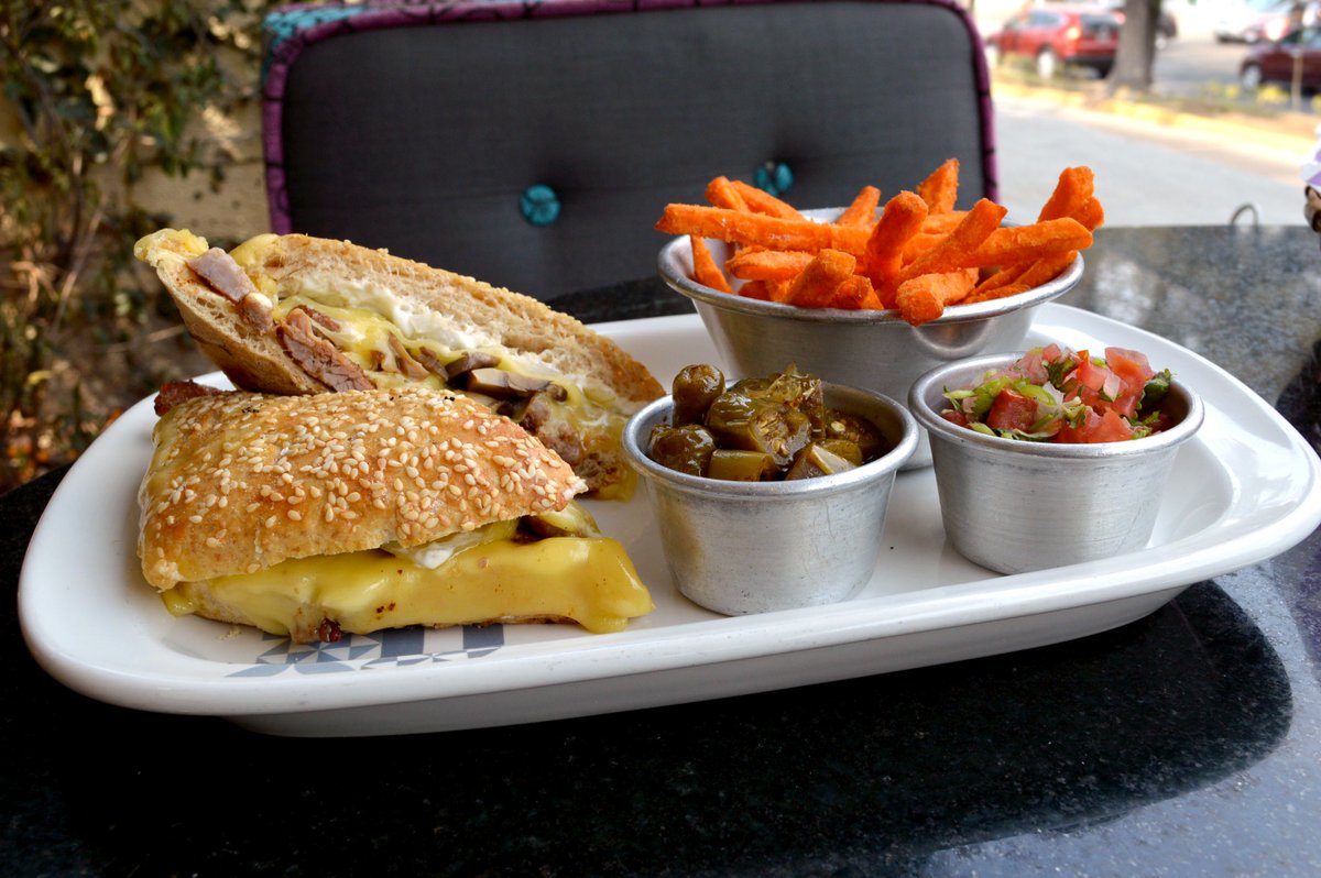 chaikfe's tweet photo. La hora de la comida se acerca y la dosis perfecta para un gran #momentoCHAI es nuestro Philly Cheese Steak, ¿vienes por el tuyo? https://t.co/C1AEuNhoSH