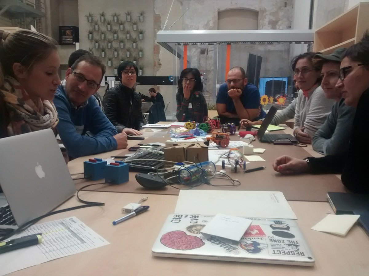 ZagalesHackLab's tweet photo. Que gente mas majeta ha venido a la @RemolacHackLAB al II Open Space para profes ¡y la de cosas que hemos hablado y compartido! https://t.co/5SUrAHF2I5