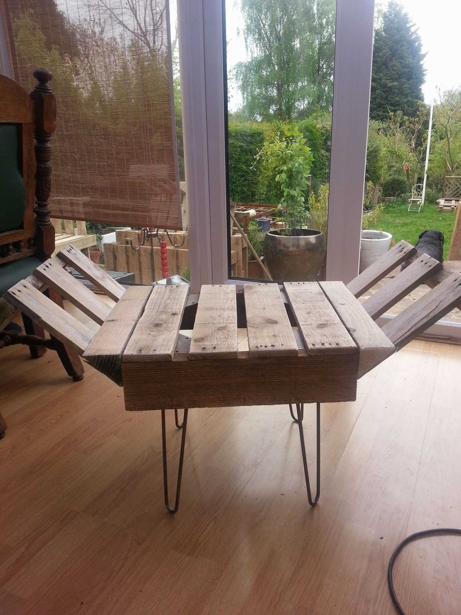 iRecyclart's tweet photo. Retro Style Indoor Bench From Upcycled Pallet &amp; Steel : https://t.co/sPtyE5Ms6l - #Design #PalletBench #RecyclingWoodPallets https://t.co/s0XnuBvtxG