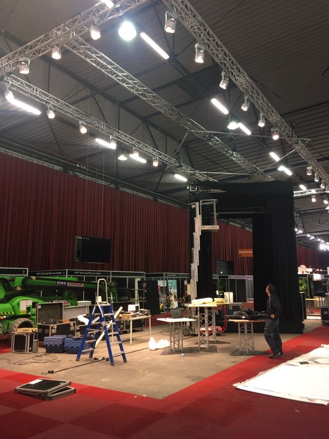 Onze vriend <a href="/Akimbwefar/">Akim Bwefar</a> <a href="/BwefarZwolle/">Bwefar</a> druk bezig met bouw van onze stand #TechniekExperience #onderwijsbeurszwolle   vvei.nl/pages/activite…