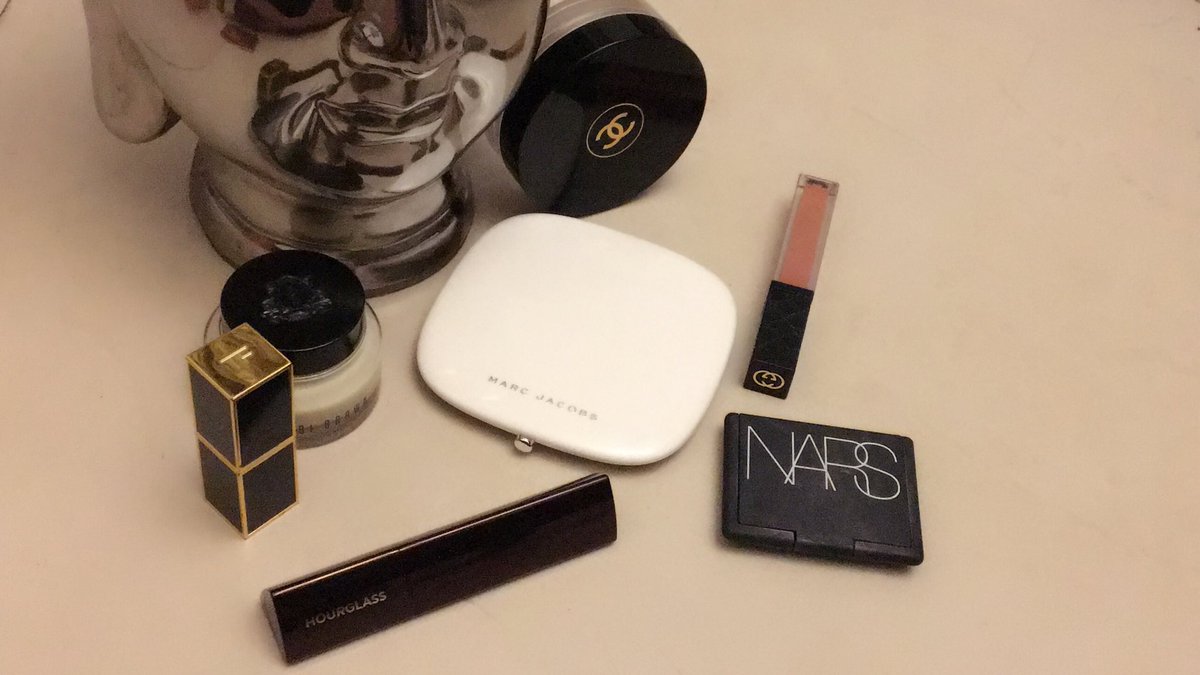 EsskayB's tweet photo. My luxury favourites @HourglassMakeup Vanish stick @marcjacobs Tantastic bronzer ❤️ https://t.co/W7RrHMlcUk