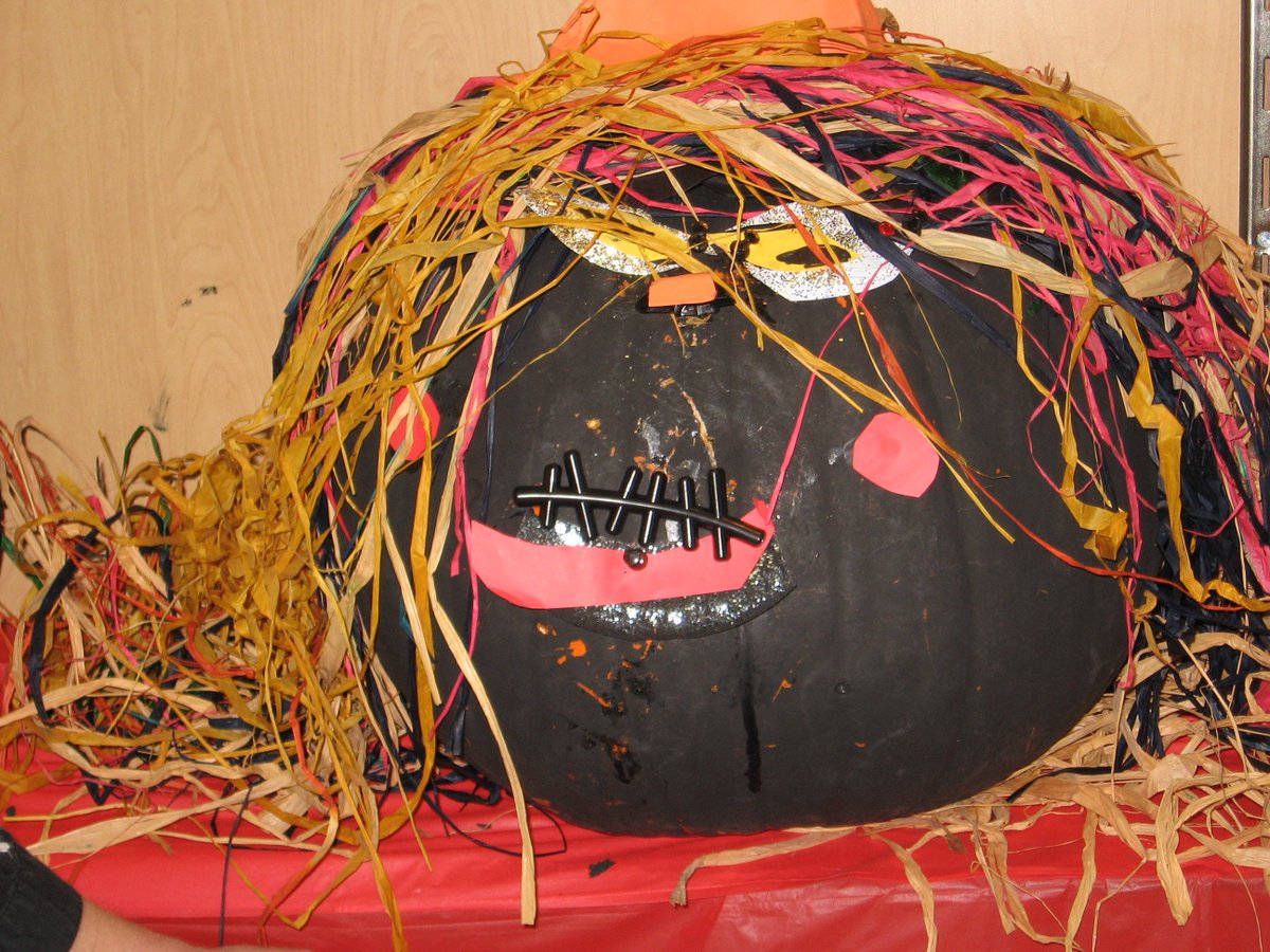 Pineridge Education Center celebrates Red Ribbon Week with a Pumpkin Decorating Contest.
Ms. Cheatham, Grade 6