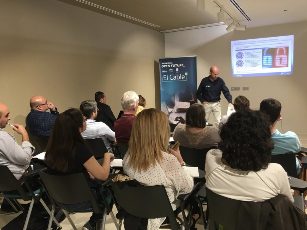 dyvare_'s tweet photo. Hoy hemos asistido al curso de ciberseguridad @LuisdelArbol de @ElevenPaths nos lo cuenta en #FWCYBERSEC de #ElCable @OpenFuture_And https://t.co/KMIhiuhhID