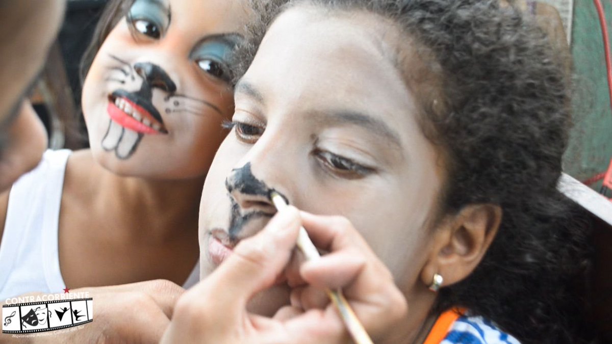 KontraKorrient's tweet photo. Maquillaje y preparación de los chicos de la obra "La Rebelión de Los Ratones" en nuestro #1erEventoAutogestión @NicolasMaduro @JauaMiranda https://t.co/h5XIcyDSqC