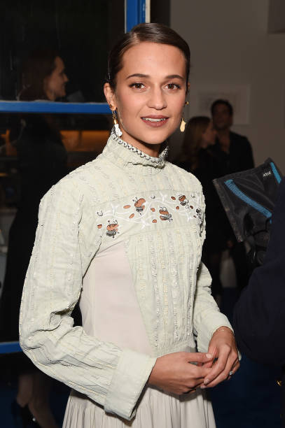 VikanderITALY's tweet photo. #NEW ⋯ Alicia Vikander attends a dinner hosted to celebrate the December issue of British Vogue (7.11.17) #AliciaVikander ⭐ https://t.co/DJSNY93WhN