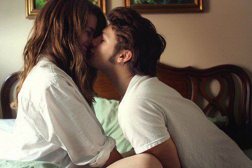 Perdida en tus lunares,
Diciendo adiós a la tierra.