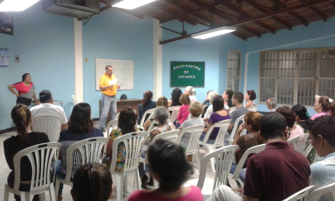 JKarkom's tweet photo. Importante Asamblea de ciudadanos en la casa  parroquial de la urb. La Beatriz, para discutir el tema de la recolección de la basura. https://t.co/WJL6beJrjf