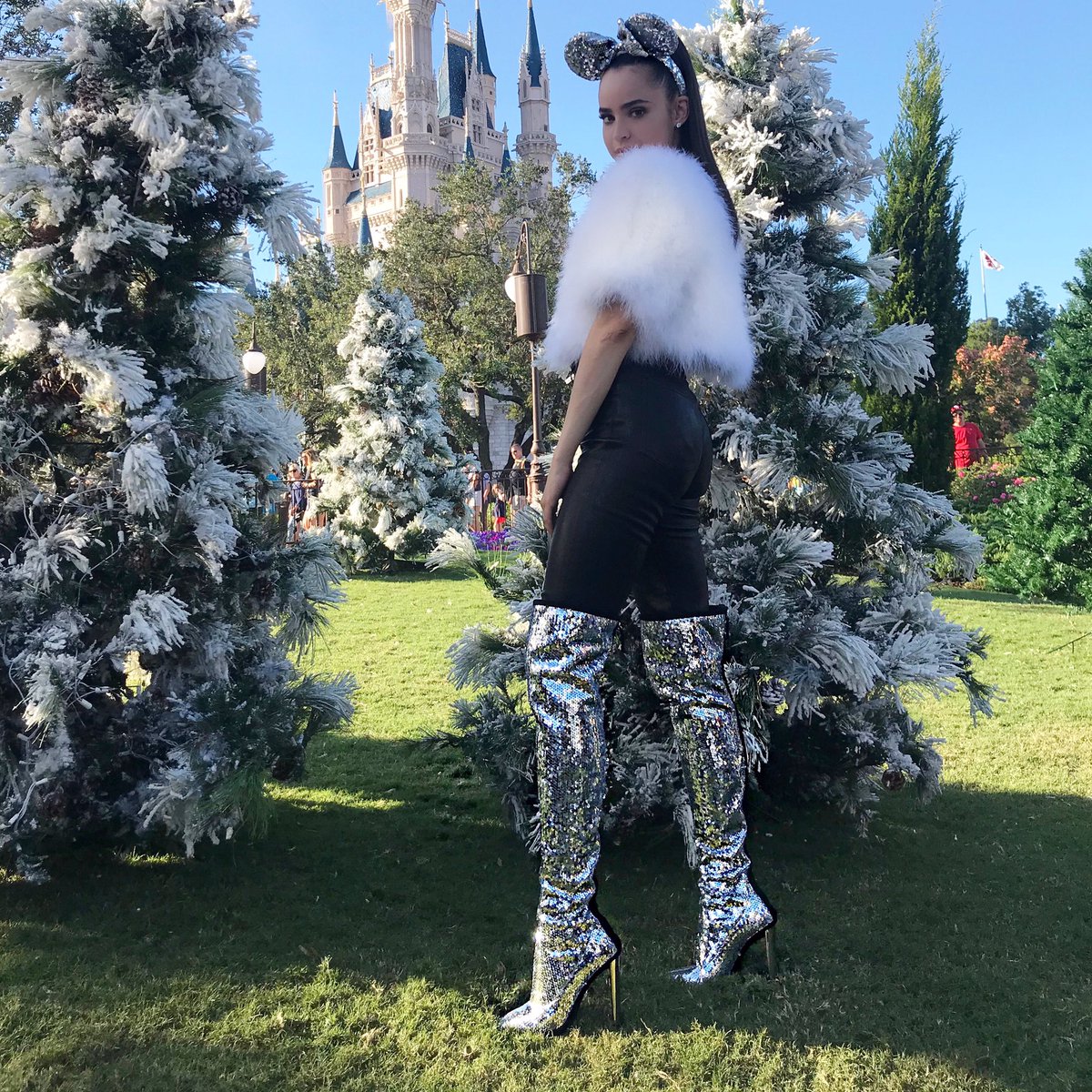 SofiaCarson's tweet photo. chillin like https://t.co/DOM6EryFDy