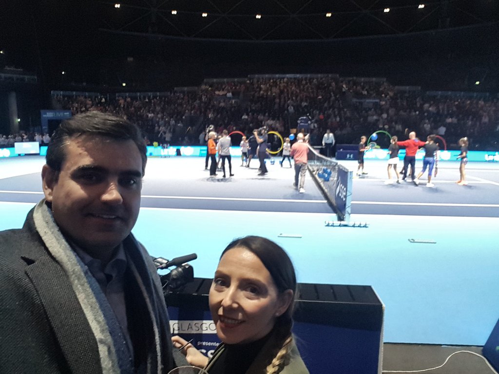 GavNewlandsSCO's tweet photo. Amazing night 4 amazing causes - @UNICEF &amp; @sid3upsunny
@andy_murray v @rogerfederer in a kilt, tbf better than his green shorts! #AMLive17 https://t.co/Pazo91r4Y7