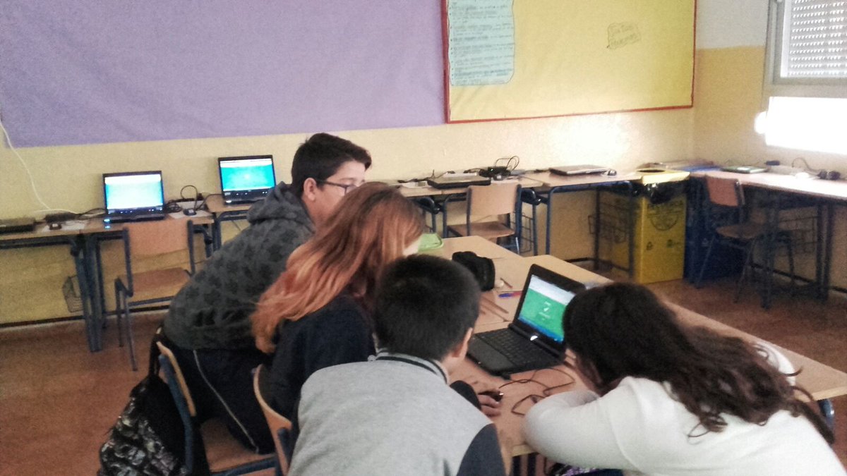 PiliSolar's tweet photo. Enganchadísimos en refuerzo de mates. Nunca miraron tan interesados la pizarra! #kahoot @manuparadas #innovaCEP https://t.co/3j86xhoNQE