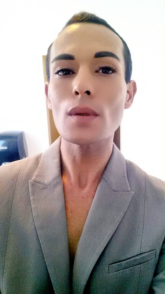 DMANfame's tweet photo. Been #Glam since 10am and Still #Filming Promos in #Downtown!! #RealityTV #bathroomworkselfie https://t.co/Gd5YlzyQxb