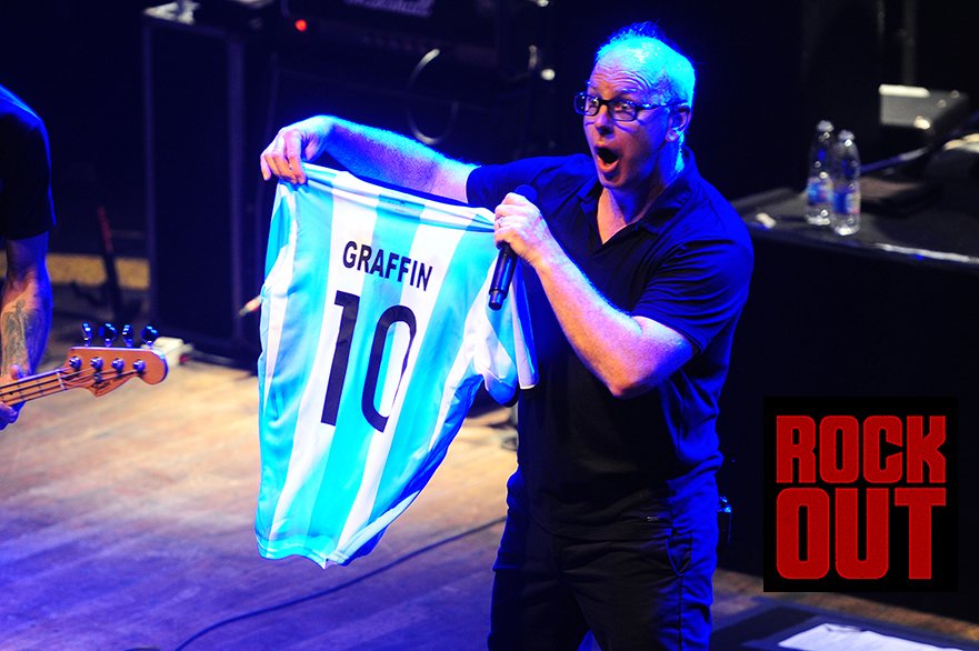 RockoutAr's tweet photo. IMPERDIBLE @badreligion hizo temblar el @TeatroFlores en la primera fecha del #RockoutArgentna!! https://t.co/sdKCwy5kVA
