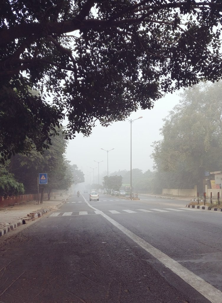 tarun_rw's tweet photo. 740 am dis is hw Delhi looks. It's my right to breathe. Give me my city. @narendramodi @ArvindKejriwal #WillRunADHM
#PMagainstPM #NCRischoking #blacklungs #saveourcity https://t.co/z3KBOSuBdS