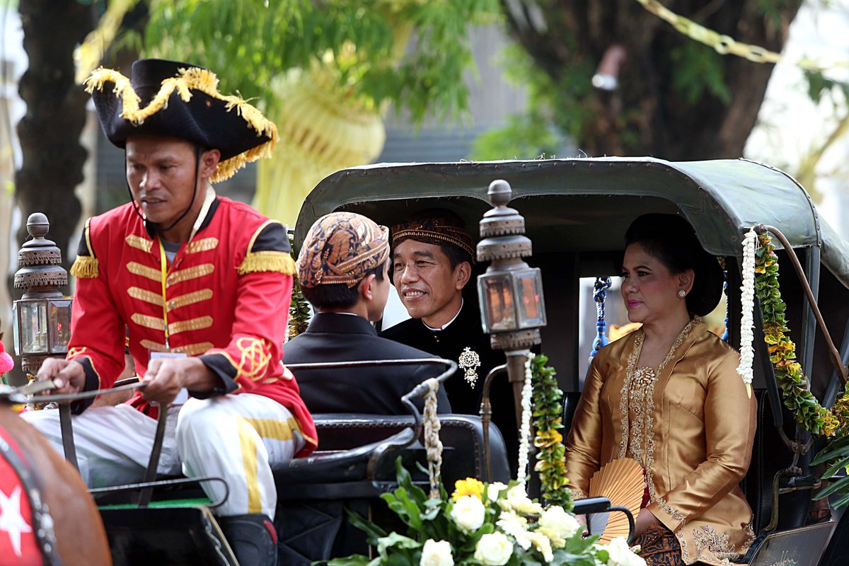 #JokowiMantu Presiden <a href="/jokowi/">Joko Widodo</a> bersama Kahiyang Ayu tiba di lokasi akad nikah di Graha Saba Buana, Solo. Jokowi kirab dengan kereta kencana. Simak selengkapnya di sini: detik.id/6FOGRp
