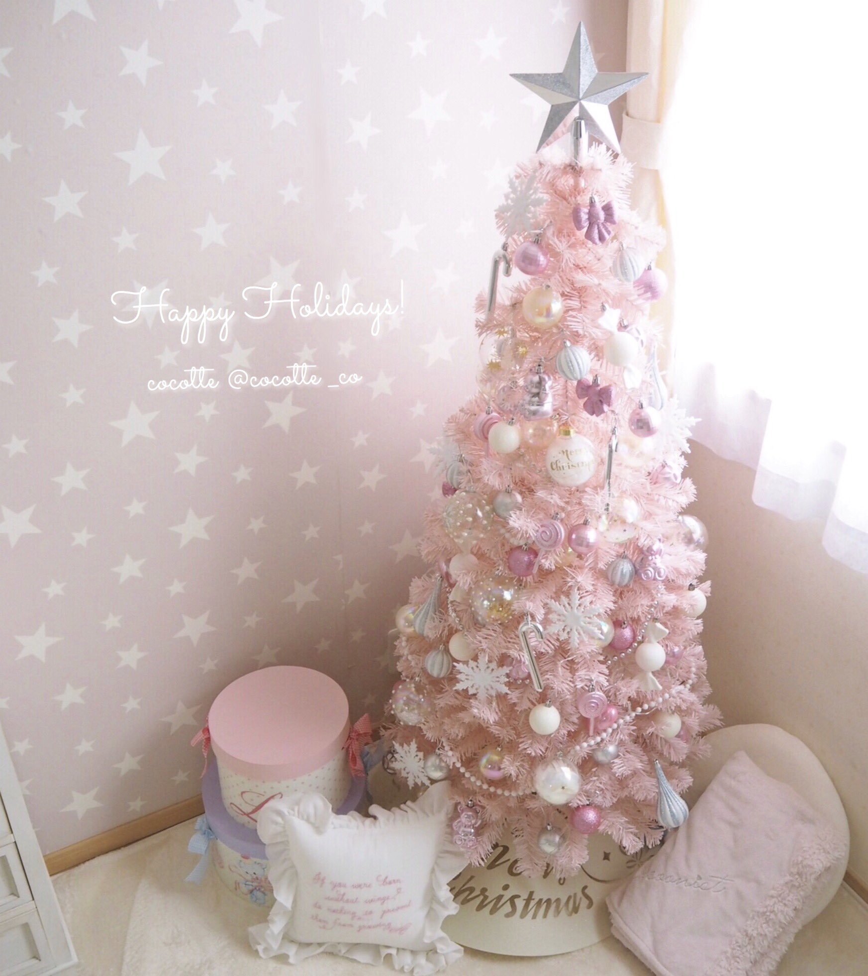 Coco クリスマスツリーが大好きすぎて今年は部屋にも飾りました ピンクツリーかわいい 付属のオーナメント 買い足したオーナメントを付けたらすごいボリュームになりました ずっと眺めていられる しあわせ T Co Nkw02aroux Twitter