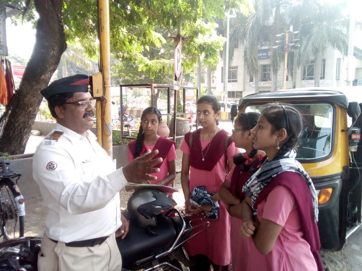 AtlJpnv's tweet photo. Students visiting traffic police, for their ongoing project work...
@AIMtoInnovate
#atal_marathon #smartmobility
#Atal_Tinkering_Lab https://t.co/nu1pR6ZcXw
