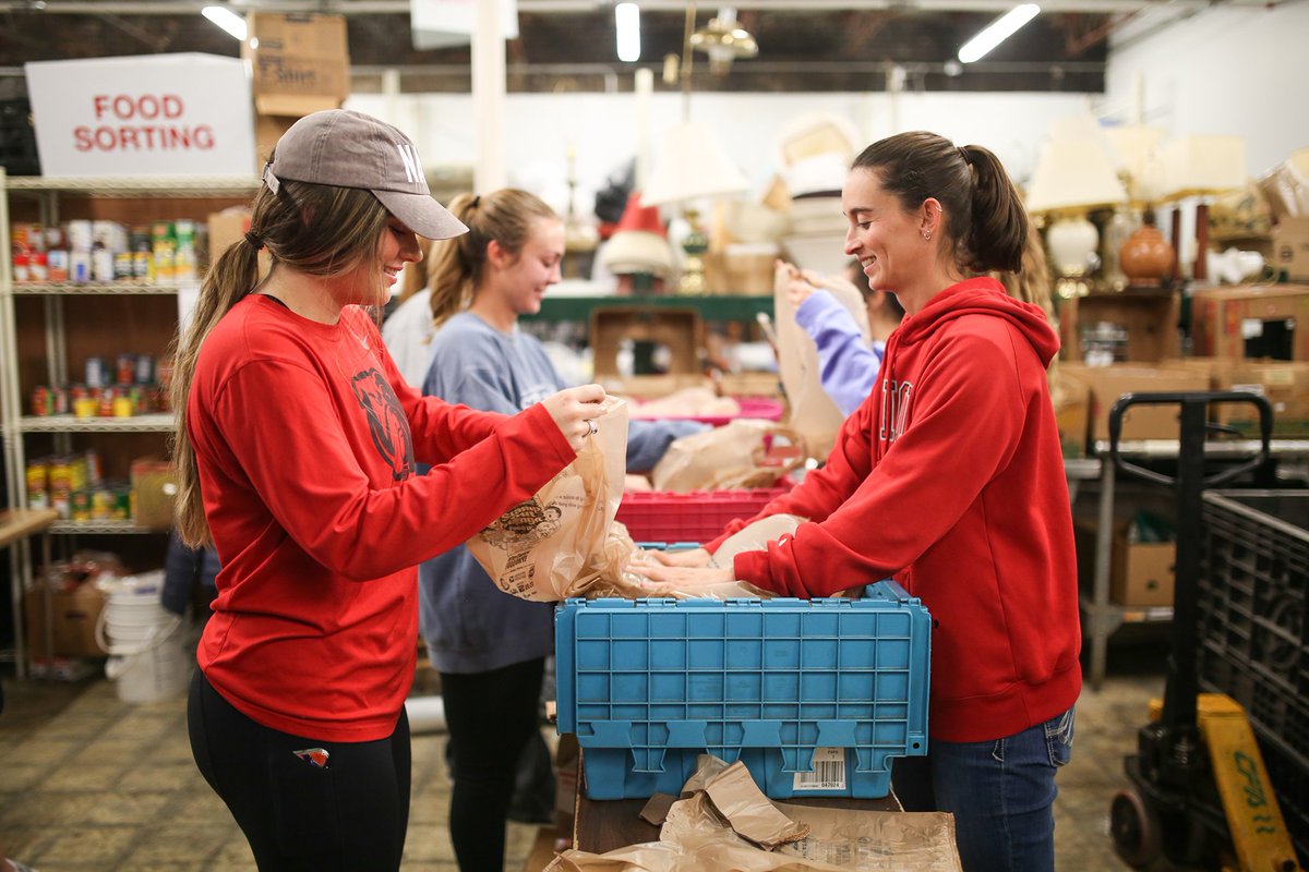 UnionUniversity's tweet photo. More than 700 members of the UU community served all across the city of Jackson and surrounding areas today.

Learn more here- https://t.co/cR29oVTKB0 https://t.co/ZjDAvURZFF