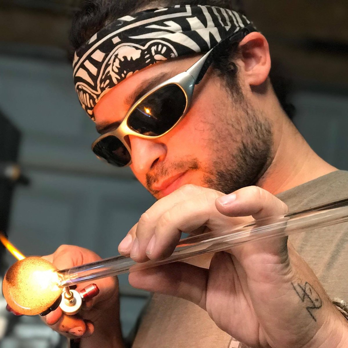 AaronUGlass's tweet photo. Bringing another koala to life. π·@justinpwoodcock
#aaronu #aaronuglass #glasspipes #glassart #art #sculpture #weedporn #glassporn #greatful #ilovemyjob #420 #710 #dabbersdaily #dabcity #glassblowing https://t.co/WyE532DShS