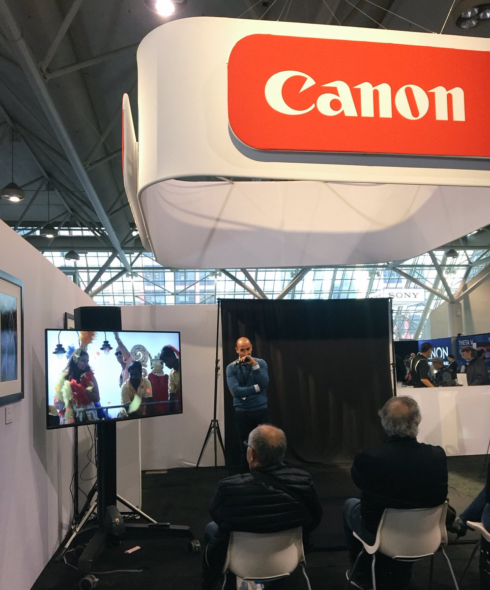 PAWELECphoto's tweet photo. @DavidRoccosVita rock’n his presentation in the @CanonCanada booth. He’s a great example that following your dreams (& stomach) is worth it! 🙏🏼
#Toronto #ProFusion2017 #TorontoPhotographer https://t.co/fdNPSXEL7E