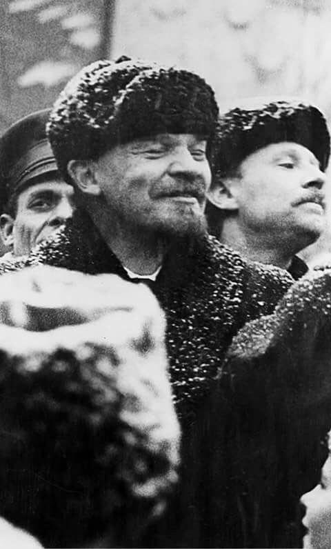 MonederoJC's tweet image. La guerra no se podía acabar, los zares eran inmortales, la esclavitud y el hambre las mandaba dios. Llegó la revolución y hubo esperanza.