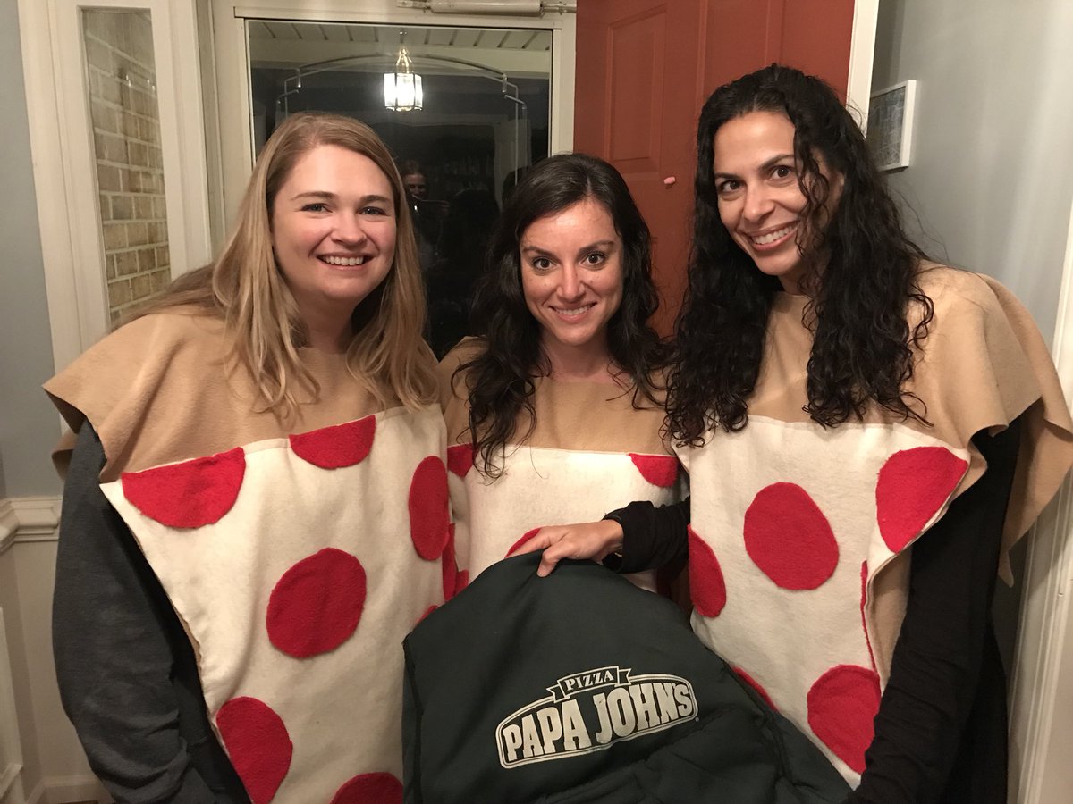 AshMihelic's tweet photo. Having fun delivering pizzas to our Thoroughgood families! #teamhomeslice @TESSeagulls @TgoodDelGaudio @MrsBMingin https://t.co/WNFDJNz0K1