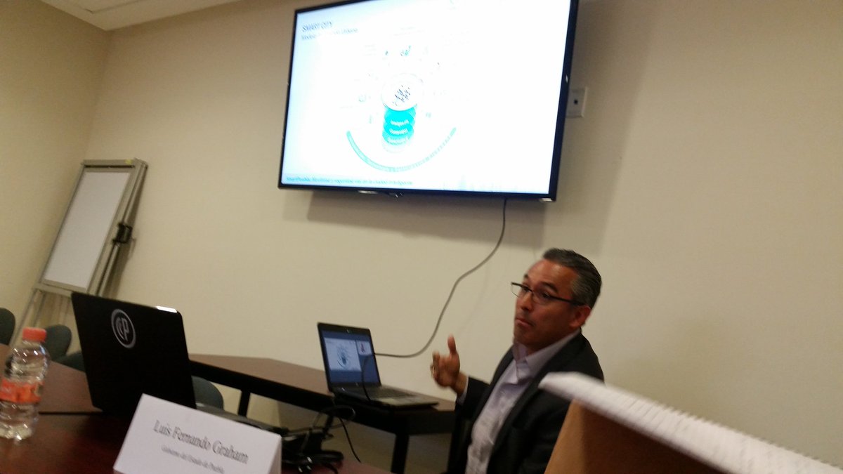 ruthtzin's tweet photo. "Movilidad es un tema fundamental dentro del concepto de las ciudades inteligentes" @fernandograham en seminario del #LabCit de la @uamcuajimalpa https://t.co/Kp7qiUUTjB