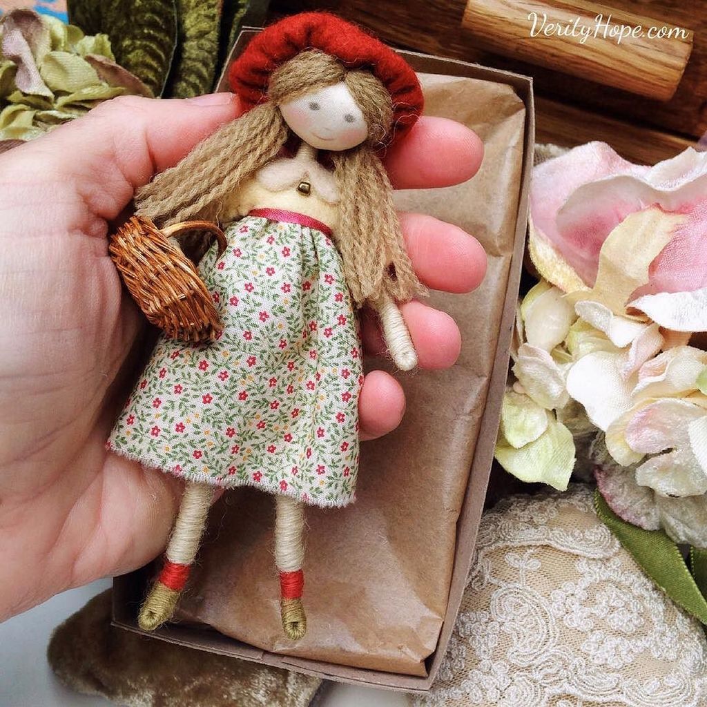 VerityHopeDolls's tweet photo. One of the girls that will be on display at #rubypepper soon in #goringonthames 🌺 https://t.co/n4C6zNjMvo https://t.co/Uzo5WT8e0I