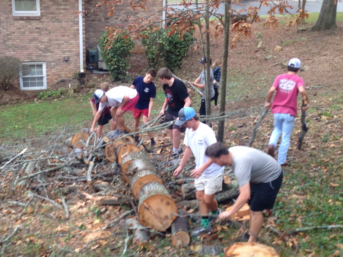 FCF_Student's tweet photo. Love the hearts of our students to serve in our city https://t.co/ghGTIpWigD