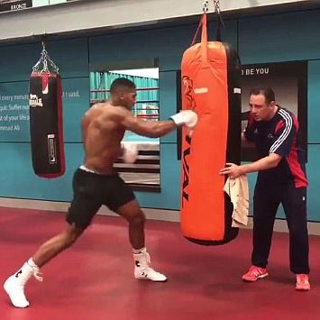 rivalboxinggear's tweet photo. @anthony_joshua getting in some Heavy Bag work.
#ProFightGloves #BagGloves #SparringGloves #BodyProtectors #SpeedBags #HeavyBags https://t.co/zR88bpIFiy