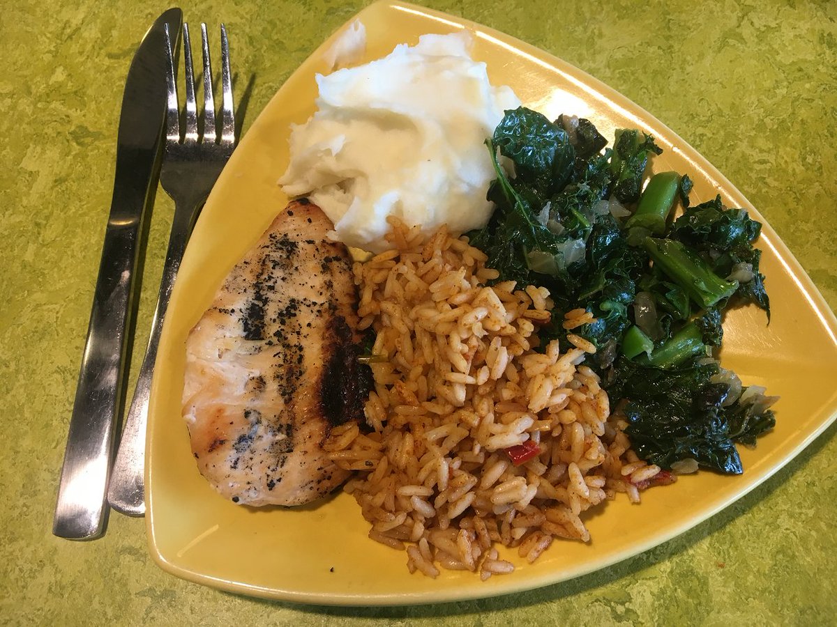 PennStateDining's tweet photo. Tuesday calls for some chicken and veggies from the dining commons!! #PSUDining https://t.co/aeLEaiNllX
