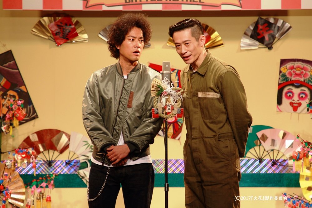 تويتر 映画 火花 على تويتر 新宿の某ライブハウスで行った新春漫才コンテストの撮影 スパークス あほんだら はそれぞれコンビとして実際に漫才を披露 回を重ねるごとにアドリブと改変が加わり 芸が進化していきました 菅田将暉 桐谷健太 川谷修士