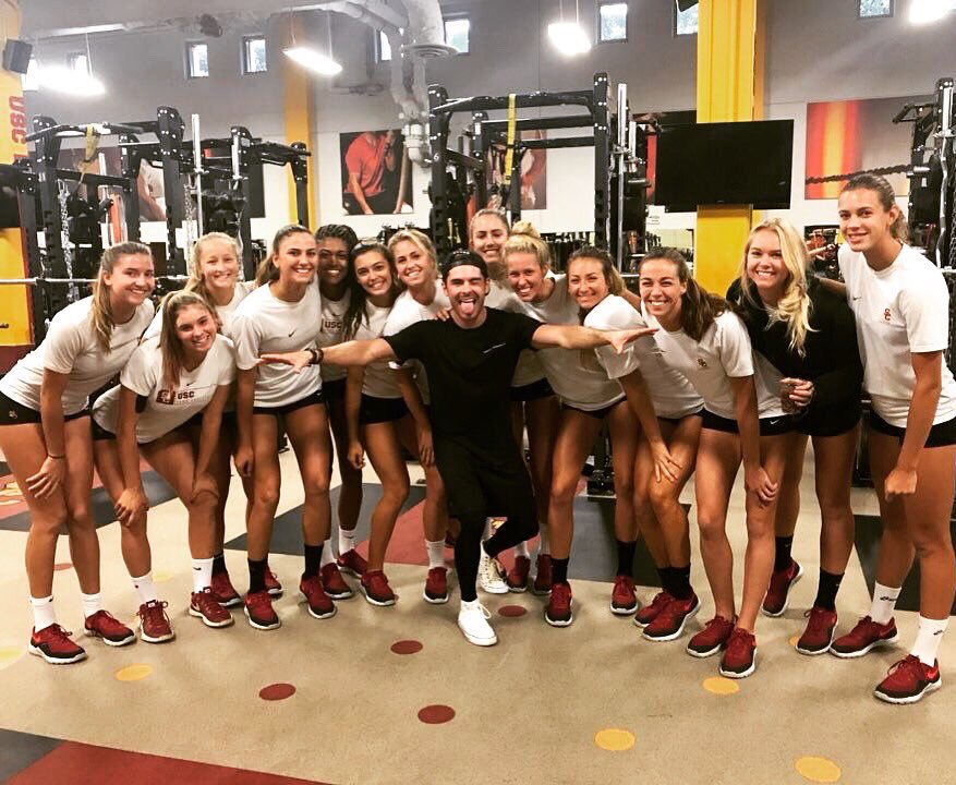 USC_Athletics's tweet photo. The Trojans welcomed a Wildcat today when @ZacEfron stopped by the weight room!

#OnlyAtSC | #FightOn https://t.co/HpgghutPcL