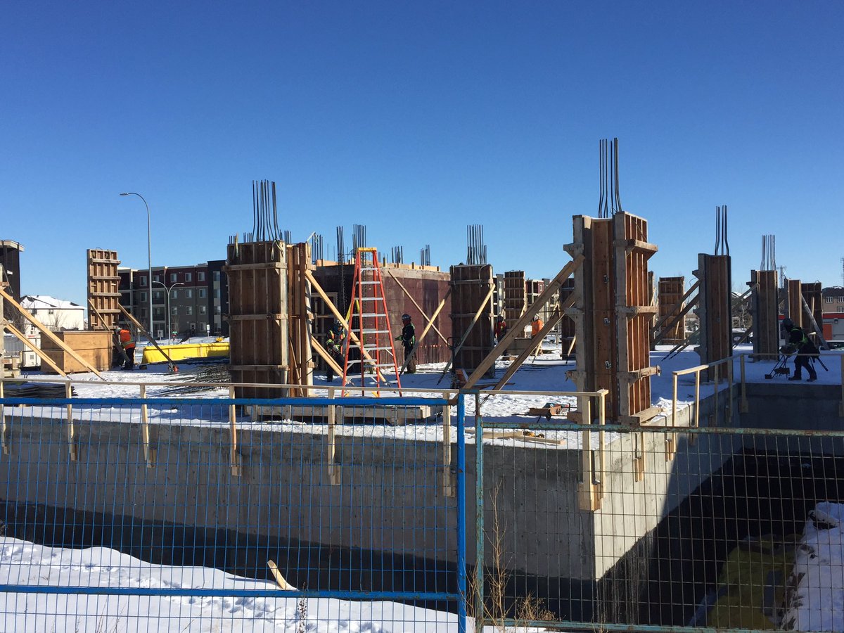 miketheconsult's tweet photo. Going vertical at #Taralake Medical Centre. Great work #GrayFrame. #yycbuilds https://t.co/aQNQwPIEJu