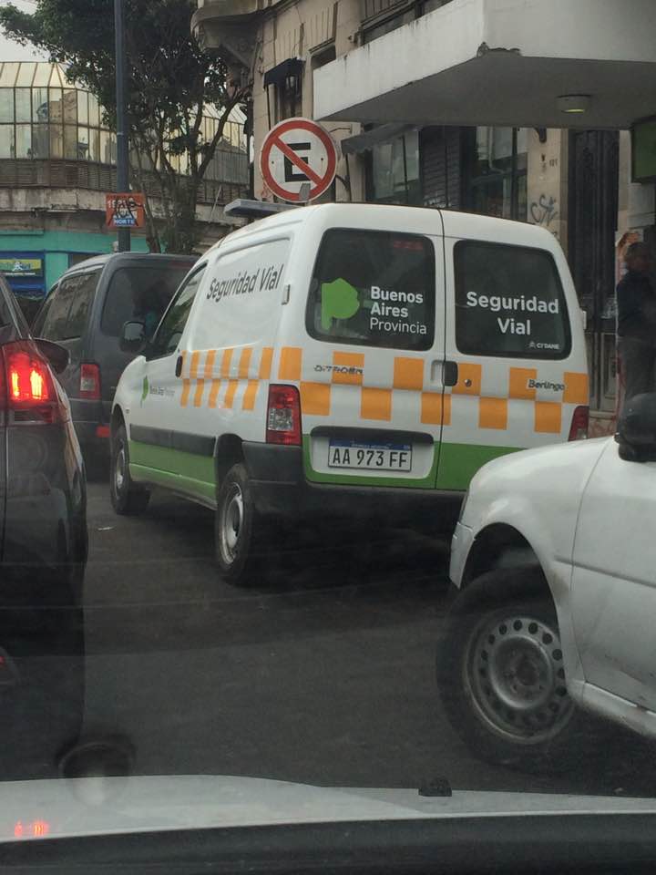ksha7's tweet photo. La impunidad de quien usa un vehículo público. Todos los días los mismos vehículos en infracción en el mismo lugar. Seguridad vial????? Calle 6 entre 50 y 51!! @MinSeg @infoblancosobre @eldialp @diariohoynet @LaPlataMLP https://t.co/38gNQKDTPr
